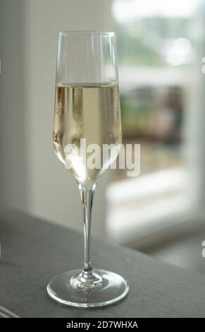 Glas mit Prosecco in einem Restaurant Stockfoto