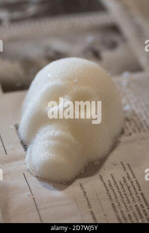 Frisch fertiggestellte Zuckerschädel trocknen am Sonntag, 18. Oktober 2020 im Mighty Tieton Warehouse in Tieton, Washington. Die traditionellen mexikanischen Süßigkeiten Stockfoto