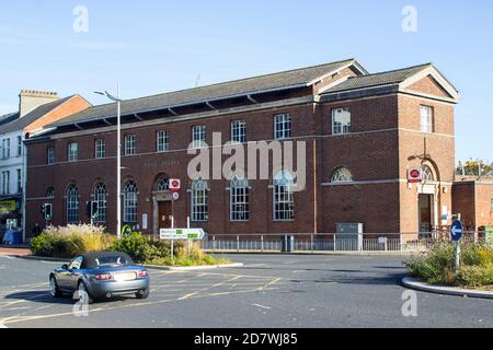 23. Oktober 2020 der große rote Backstein gebaut Royal Mail Postgebäude an der Hauptstraße in Bangor County Down Nordirland auf einem hellen sonnigen afte Stockfoto