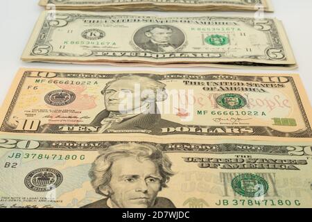 Verschiedene Werte von US-Dollar auf einer weißen Oberfläche angeordnet. Stockfoto