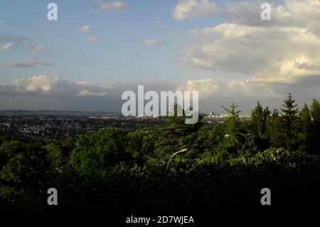 AJAXNETPHOTO. LOUVECIENNES, FRANKREICH. - BLICK VON DEN HÖHEN NORDÖSTLICH DES DORFZENTRUMS MIT BLICK AUF DIE SEINE NORDÖSTLICH IN RICHTUNG VORORTE VON BOUGIVAL, CROISSY, CHATOU UND LE VESINET; ORTE IN DER GEGEND BESUCHT VON 19. JAHRHUNDERT IMPRESSIONISTEN MALER WIE ALFRED SISLEY, CAMILLE PISSARRO, AUGUSTE RENOIR UND ANDERE VOR DEM 20. JAHRHUNDERT ENTWICKLUNG DER LANDSCHAFT. FOTO: JONATHAN EASTLAND/AJAX REF: D121506 2700 Stockfoto