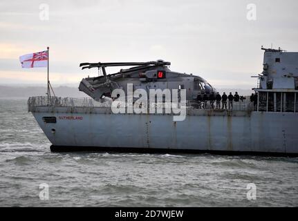 AJAXNETPHOTO. OKTOBER 2020. PORTSMOUTH, ENGLAND. - TYP 23 KOMMT AN - HMS SUTHERLAND FÄHRT IN DEN HAFEN.FOTO:TONY HOLLAND/AJAX REF:DTH202110 38649 Stockfoto