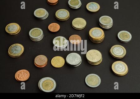 Verschiedene argentinische Münzen gestapelt. Haufen Geld. Metallmünzen Textur. Verschiedene Bezeichnungen. Stockfoto