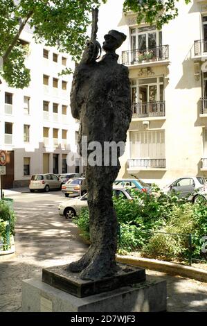 AJAXNETPHOTO. PARIS, FRANKREICH. - ZU UNRECHT BESCHULDIGT - STATUE DER FRANZÖSISCHEN ARMEE ARTILLERIE KAPITÄN ALFRED DREYFUS (1859-1935) HÄLT SEIN GEBROCHENES SCHWERT ZU UNRECHT BESCHULDIGT VERRAT, DER DAS THEMA DER "DREYFUS-AFFÄRE" IN DER NÄHE EINGANG NOTRE-DAME DES CHAMPS U-BAHN-STATION AUF BOULEVARD RASPAIL 75006 PARIS WURDE. FOTO: JONATHAN EASTLAND/AJAX REF: D121506 2659 Stockfoto