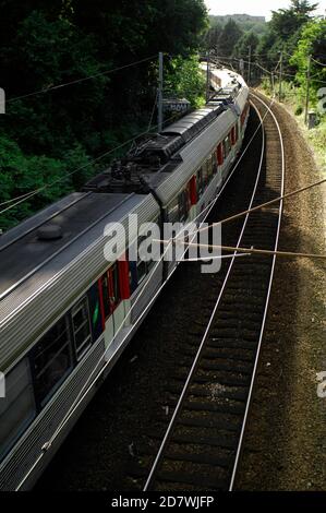 AJAXNETPHOTO. JUNI 2012. LOUVECIENNES, FRANKREICH. - RER-ZUG - S-BAHN WEST BOUND. IN WEITER FERNE, KNAPP ÜBER DER BAUMGRENZE, IST DAS ALTE AQUÄDUKT DE MARLY ZU SEHEN. ES WURDE IN EINEM LANDSCHAFTSGEMÄLDE VON ALFRED SISLEY AUS DEM JAHR 1872 MIT DEM TITEL "ROAD TO LOUVCIENNES" GEZEIGT, VON DEM ANGENOMMEN WIRD, DASS ES IN DER NÄHE DIESES ORTES GEMALT WURDE. FOTO: JONATHAN EASTLAND/AJAX REF:121506 2642 Stockfoto