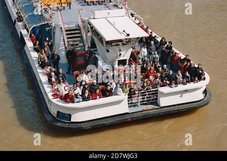 AJAXNETPHOTO. PARIS, SEINE, FRANKREICH. - ÜBERFÜLLT - EIN BATEAUX MOUCHE VOLLER TOURISTEN MACHT SICH LANGSAM DURCH DIE STADT. FOTO: JONATHAN EASTLAND/AJAXREF:81604 834B Stockfoto