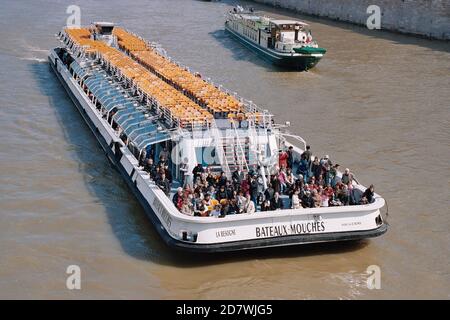 AJAXNETPHOTO. PARIS, SEINE, FRANKREICH. - PARIS MIT DEM BOOT - DIE BATEAUX-MOUCHE LA BESOGNE MACHT SICH LANGSAM DURCH DIE STADT. FOTO: JONATHAN EASTLAND/AJAXREF:81604 8547 Stockfoto