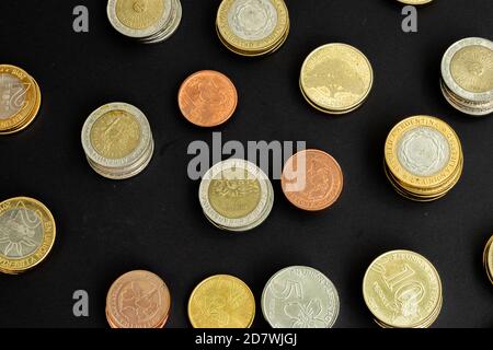 Verschiedene argentinische Münzen gestapelt. Haufen Geld. Metallmünzen Textur. Verschiedene Bezeichnungen. Stockfoto