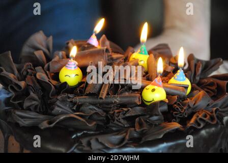 Geburtstagskuchen mit Emoji-Kerzen Stockfoto