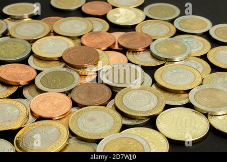 Verschiedene argentinische Münzen gestapelt. Haufen Geld. Metallmünzen Textur. Verschiedene Bezeichnungen. Stockfoto