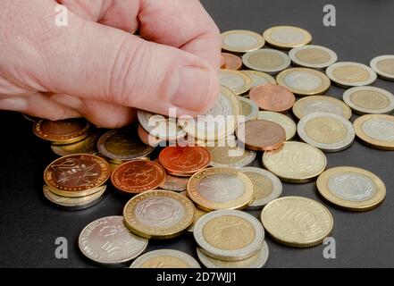 Verschiedene argentinische Münzen gestapelt. Haufen Geld. Metallmünzen Textur. Verschiedene Bezeichnungen. Stockfoto