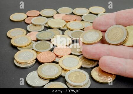 Verschiedene argentinische Münzen gestapelt. Haufen Geld. Metallmünzen Textur. Verschiedene Bezeichnungen. Stockfoto