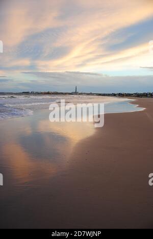 Glänzender Sonnenuntergang in Cabo Polonio Stockfoto