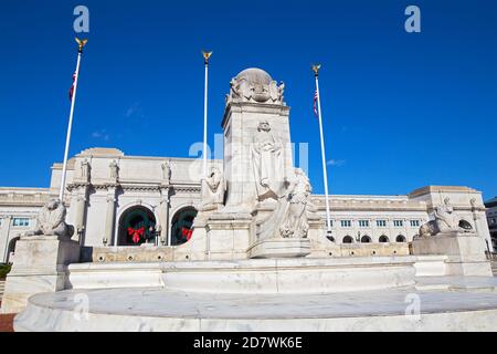 Columbus Memorial Fontain am Columbus Circle Square in Washington DC unter blauem Himmel. Das Denkmal befindet sich vor der Union Station Gebäude Ehre Stockfoto