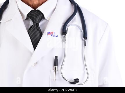 Nahaufnahme eines Arztes mit einem I Voted Sticker auf dem Revers seines weißen Lab Coats. Stockfoto