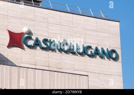 Lugano, Tessin, Schweiz - 18. Oktober 2020 : Blick auf das Casino Lugano Logo auf der Marmorwand in der Stadt Lugano Stockfoto