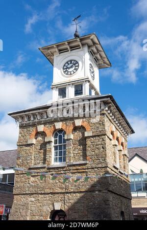 Uhrenturm aus dem 19. Jahrhundert in Carmarthen Market, Carmarthen (Caerfyrddin), Carmarthenshire (Sir Gaerfyrddin), Wales, Vereinigtes Königreich Stockfoto