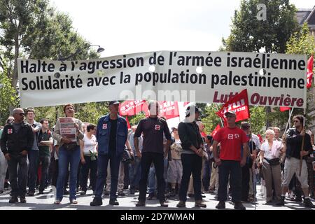 Pro-palästinensische Demonstration in Paris zur Unterstützung der Bevölkerung von Gaza nach der israelischen Offensive, bei der 1.600 Palästinenser ums Leben kamen. LO Stockfoto