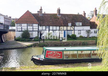 Kanalboot auf Kennet & Avon Canal, High Street, Hungerford, Berkshire, England, Vereinigtes Königreich Stockfoto