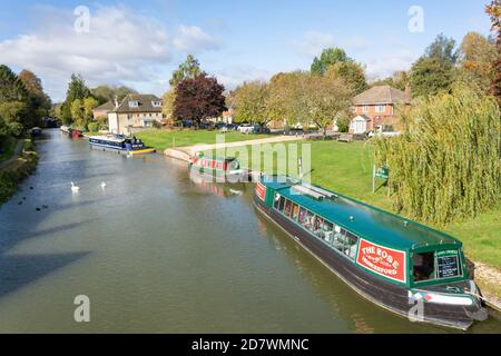 Kanalboote auf Kennet & Avon Canal, High Street, Hungerford, Berkshire, England, Vereinigtes Königreich Stockfoto