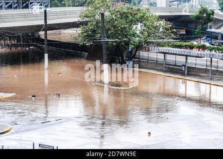 Sao Paulo, Sao Paulo, Brasilien. Oktober 2020. (INT) Starkregen in Sao Paulo. 25. Oktober 2020, Sao Paulo, Brasilien: Starker Regen verursacht Überschwemmungen am Bandeira Bus Terminal, Downtown Sao Paulo. Kredit : Adeleke Anthony Fote/Thenews2 Gutschrift: Adeleke Anthony Fote/TheNEWS2/ZUMA Wire/Alamy Live Nachrichten Stockfoto