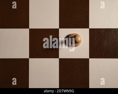 Schachfigur Ansicht von oben, Brett der Zellen, Schatten fällt zur Seite Stockfoto