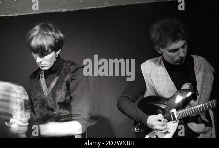 Martin St. John und Jim Beattie von Primal Scream treten am 20. September 1986 in der Division One, Wellhead Inn, Wendover, England, auf. Stockfoto