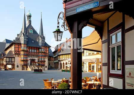 Deutschland, Sachsen-Anhalt, Harz. Wernigerode Marktplatz mit Rathaus Stockfoto