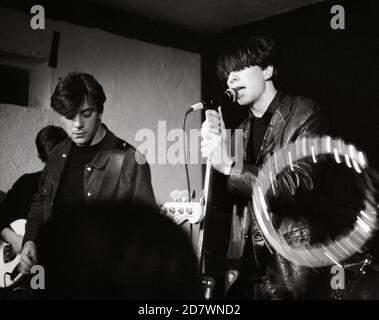 Bobby Gillespie, Robert Young und Paul hart von Primal Scream treten am 20. September 1986 in Division One, Wellhead Inn, Wendover, England auf. Stockfoto