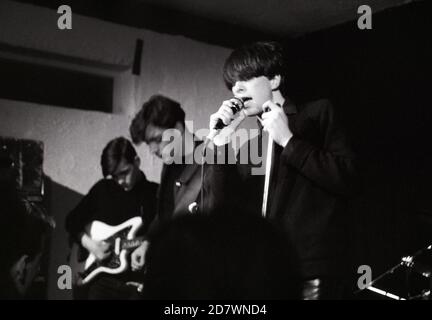 Bobby Gillespie, Robert Young und Paul hart von Primal Scream treten am 20. September 1986 in Division One, Wellhead Inn, Wendover, England auf. Stockfoto