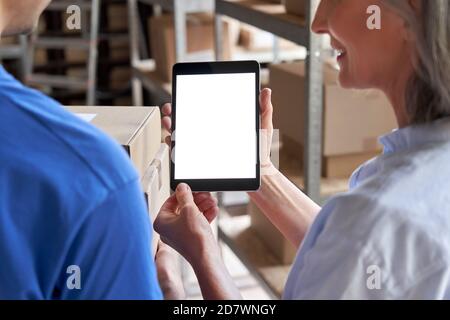 Lagerverwaltung mit digitalem Tablet-White-Screen Sprechen Sie mit Kurier. Stockfoto