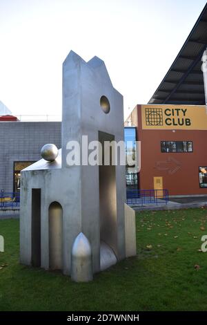 Skulptur in den Gärten vor der Milton Keynes Art Gallery. Stockfoto