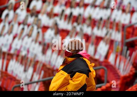 Landover, Usa. Oktober 2020. Fan-Cutouts von einem Sicherheitsbeauftragten während der ersten Hälfte eines NFL-Fußballspiels gegen die Dallas Cowboys auf FedEx Field in Landover, Maryland, am Sonntag, 25. Oktober 2020. Foto von David Tulis/UPI Credit: UPI/Alamy Live News Stockfoto