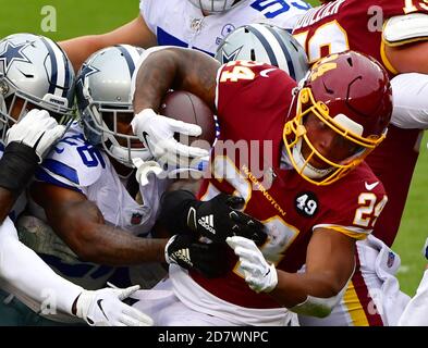 Landover, Usa. Oktober 2020. Washington Football Team läuft zurück Antonio Gibson (24) wird von der Dallas Cowboys Verteidigung während der ersten Hälfte eines NFL Fußballspiel auf FedEx Feld in Landover, Maryland, am Sonntag, 25. Oktober 2020 gestoppt. Foto von David Tulis/UPI Credit: UPI/Alamy Live News Stockfoto