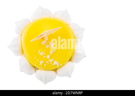 Leckerer Kuchen mit gelbem Dressing und Baisenkuchen auf weißem Hintergrund. Draufsicht. Stockfoto