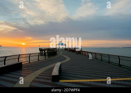 Sonnenaufgang vom midland Beach Staten Island Stockfoto