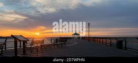 Sonnenaufgang vom midland Beach Staten Island Stockfoto