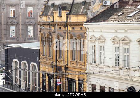 Belgrad, Serbien - 09. Oktober 2020: Neoklassizistische und sezessionistische Architekturhäuser in der Karadjordjeva Straße, mit elektrischen Straßenbahnkabeln Stockfoto