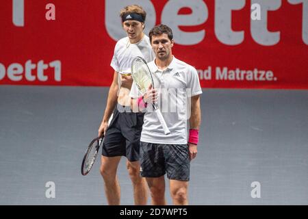 Alexander ZVEREV (links, GER) und Mischa ZVEREV (GER) diskutieren, reden, sprechen, sprechen, reden, Tennis, bett1HULKS Championship 2020, ATP 250 Turnier am 22. Oktober 2020 in Köln/Deutschland. Â Verwendung weltweit Stockfoto