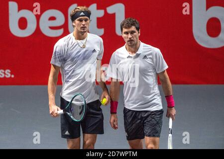 Alexander ZVEREV (links, GER) und Mischa ZVEREV (GER) diskutieren, reden, sprechen, sprechen, reden, Tennis, bett1HULKS Championship 2020, ATP 250 Turnier am 22. Oktober 2020 in Köln/Deutschland. Â Verwendung weltweit Stockfoto