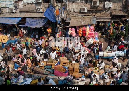 Überlastete Straße in Sadar Basar in der Altstadt von Delhi, Indien Stockfoto