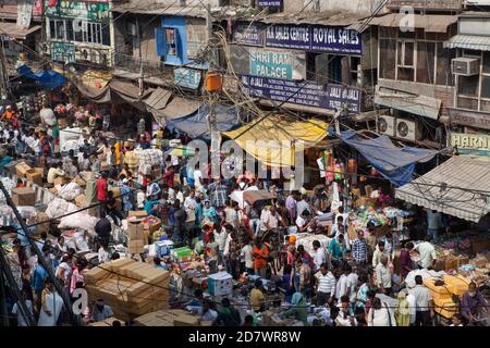 Überlastete Straße in Sadar Basar in der Altstadt von Delhi, Indien Stockfoto