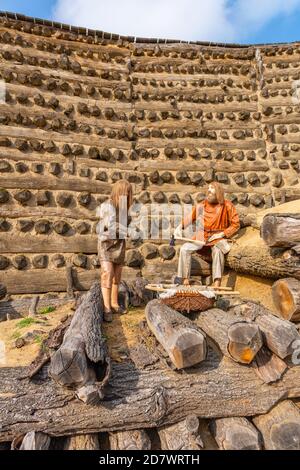 Nachbildung der 1,000 Jahre alten slawischen Festung Slawenburg Raddusch, zwei historische Figuren in Arbeit, Spree-Wald, Brandenburg, Ostdeutschland, Europa Stockfoto