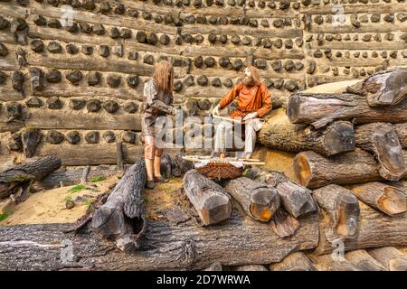 Nachbildung der 1,000 Jahre alten slawischen Festung Slawenburg Raddusch, zwei historische Figuren in Arbeit, Spree-Wald, Brandenburg, Ostdeutschland, Europa Stockfoto