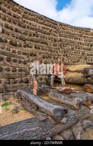 Nachbildung der 1,000 Jahre alten slawischen Festung Slawenburg Raddusch, zwei historische Figuren in Arbeit, Spree-Wald, Brandenburg, Ostdeutschland, Europa Stockfoto