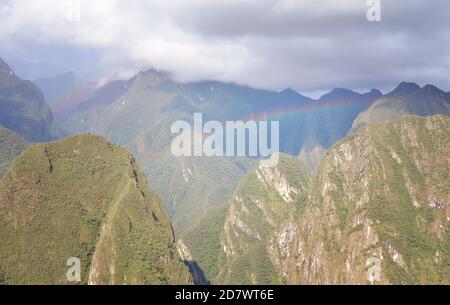 Regenbogen über den Anden von Machu Picchu, Peru Stockfoto