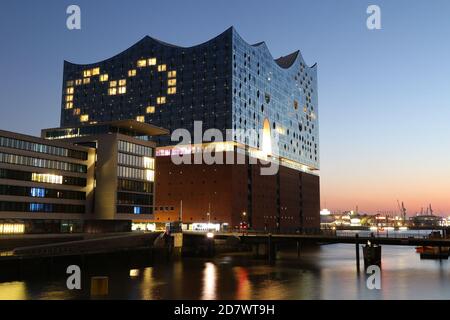 Herzförmige Lichtfenster des Westin Hotels, Elbphilharmonie, HafenCity, Hamburg, Deutschland, 26.03.2020. Stockfoto