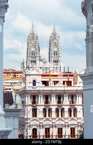 Basilika der nationalen Gelübde Türme und Fassade, Quito Stadtzentrum, Ecuador. Stockfoto