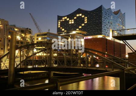 Herzförmige Lichtfenster des Westin Hotels, Elbphilharmonie, HafenCity, Hamburg, Deutschland, 26.03.2020. Stockfoto