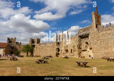 Innenansicht der Mauern von Framlingham Castle, Suffolk, Großbritannien. Stockfoto